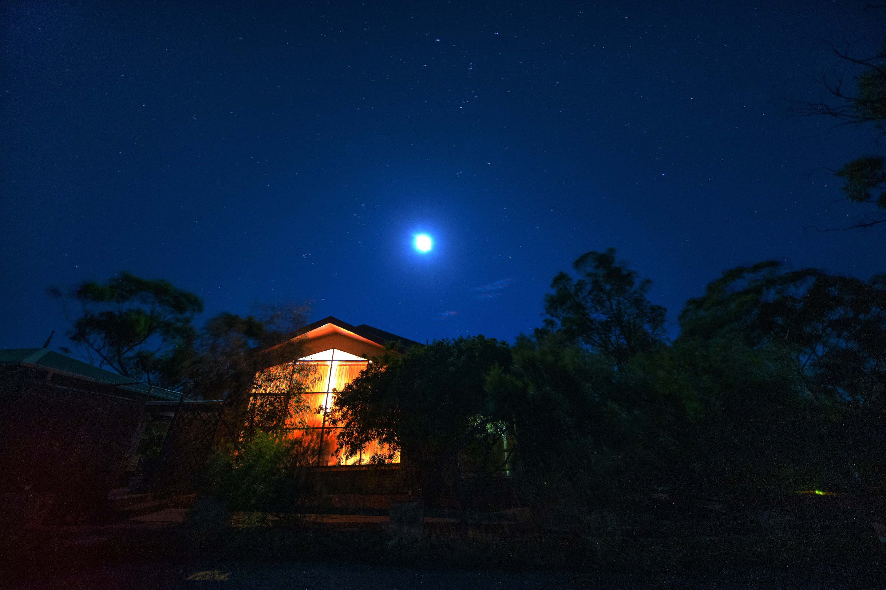 麦带区娱乐-Earth Sculptures Pottery & Chalet Retreats
