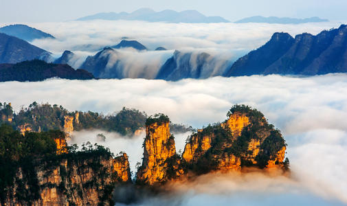 天门山,被世人誉为世界最 美的空中花园和天界仙境.