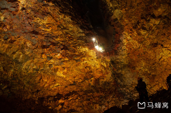请问7月底冰岛火山内部遨游和岩洞探险二选一哪个好