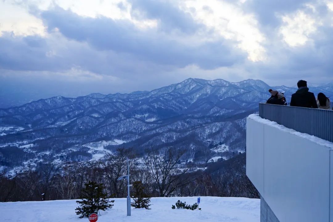 说到俯瞰札幌夜景最人气的地方,想必就是藻岩山了.