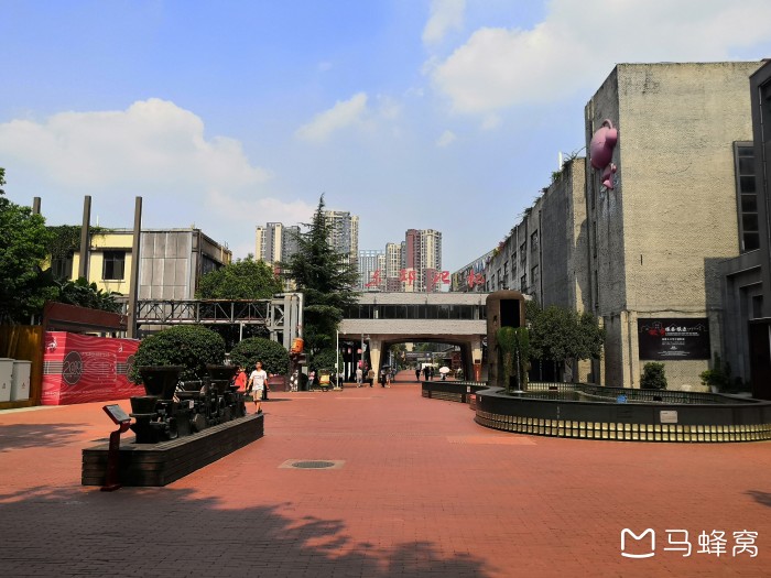 东郊记忆记忆长廊附近哪里可以吃饭