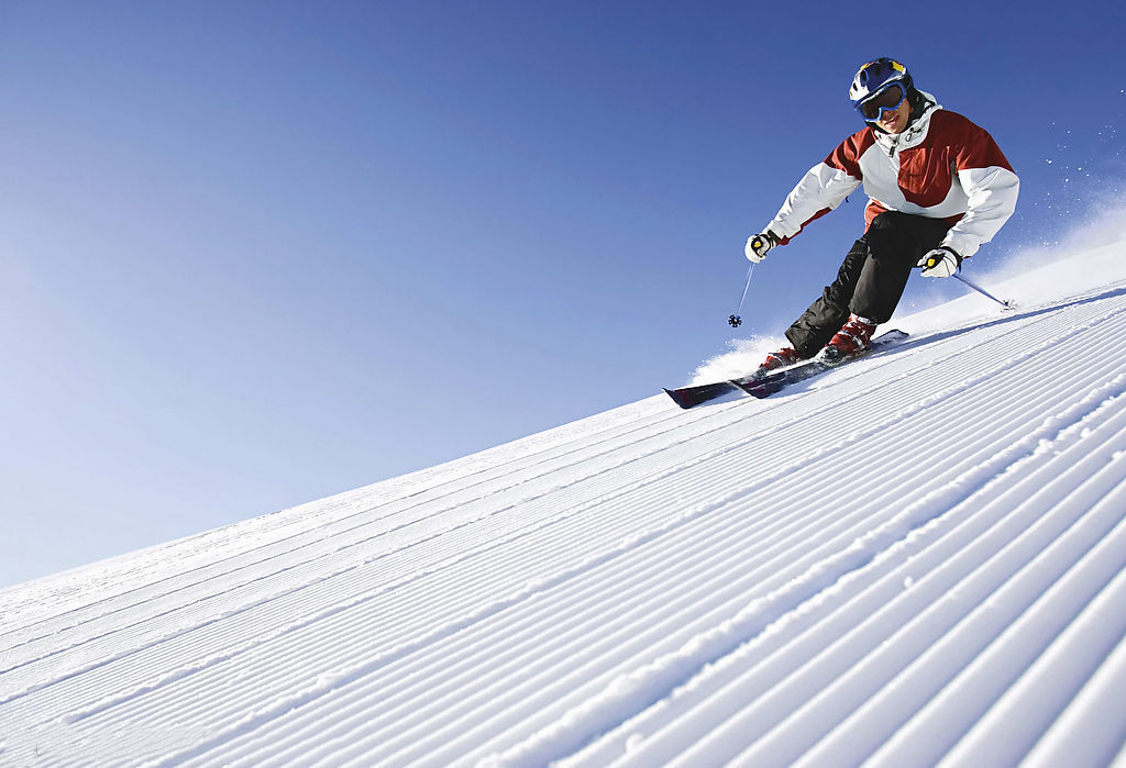 直滑降技术:外八字蹬坡是比横向蹬坡更有效率的一种方法,要领是:身体