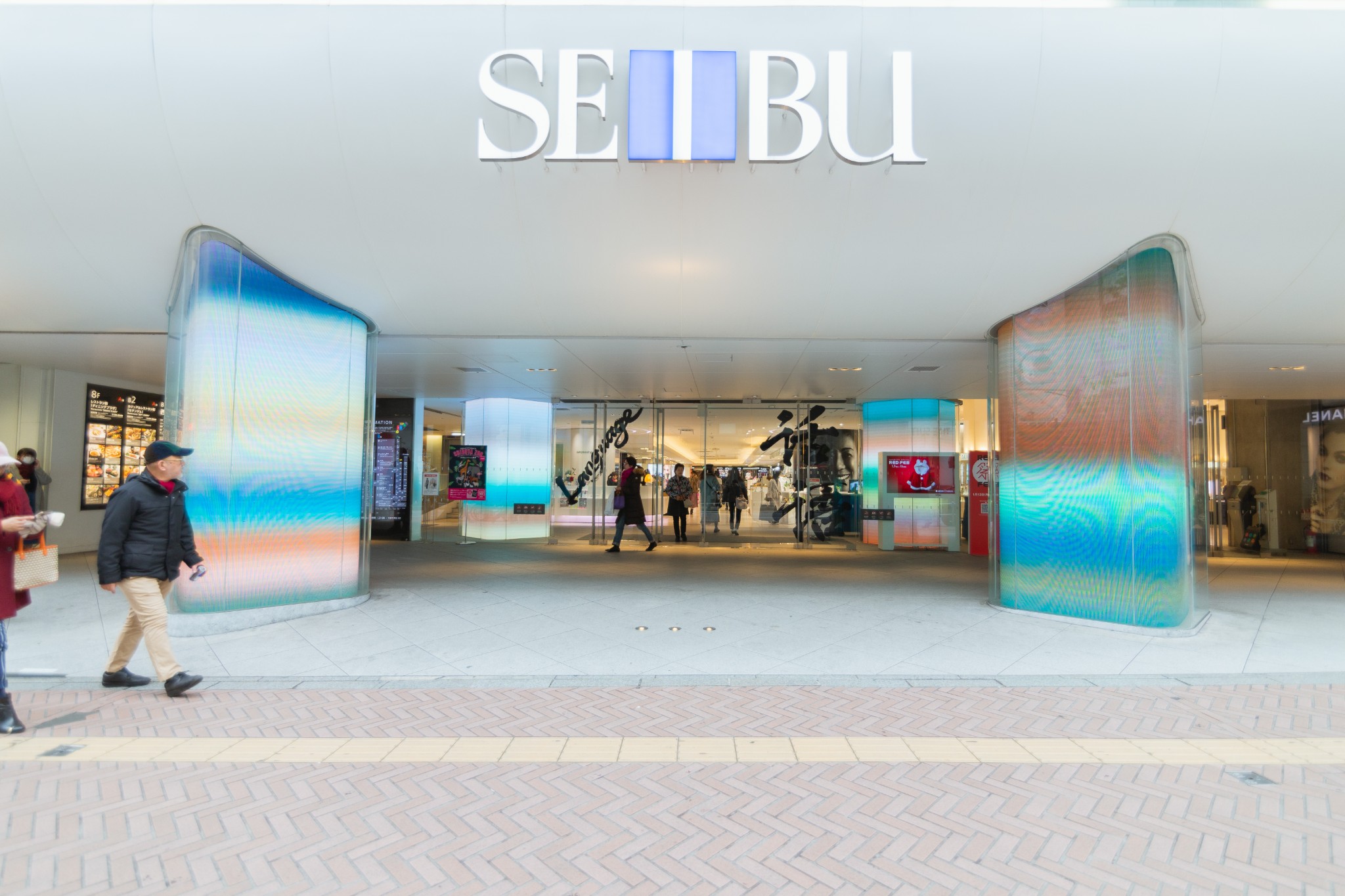 西武百货涩谷店是一家大型综合百货商店,汇集了世界顶级服装,珠宝