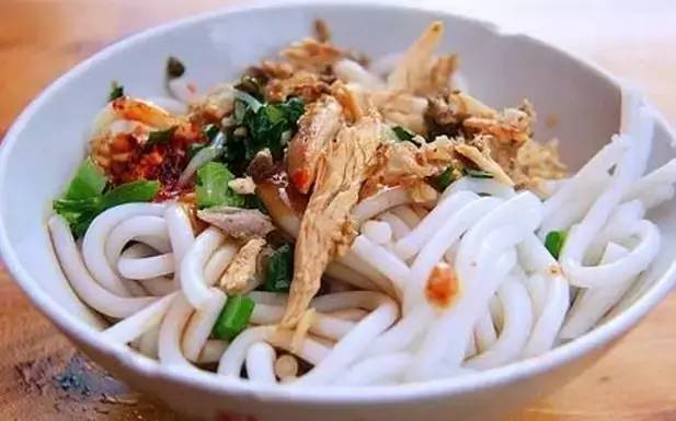 在大理,本地人喜欢吃凉拌米线,不同民族自然也有不同的讲究.