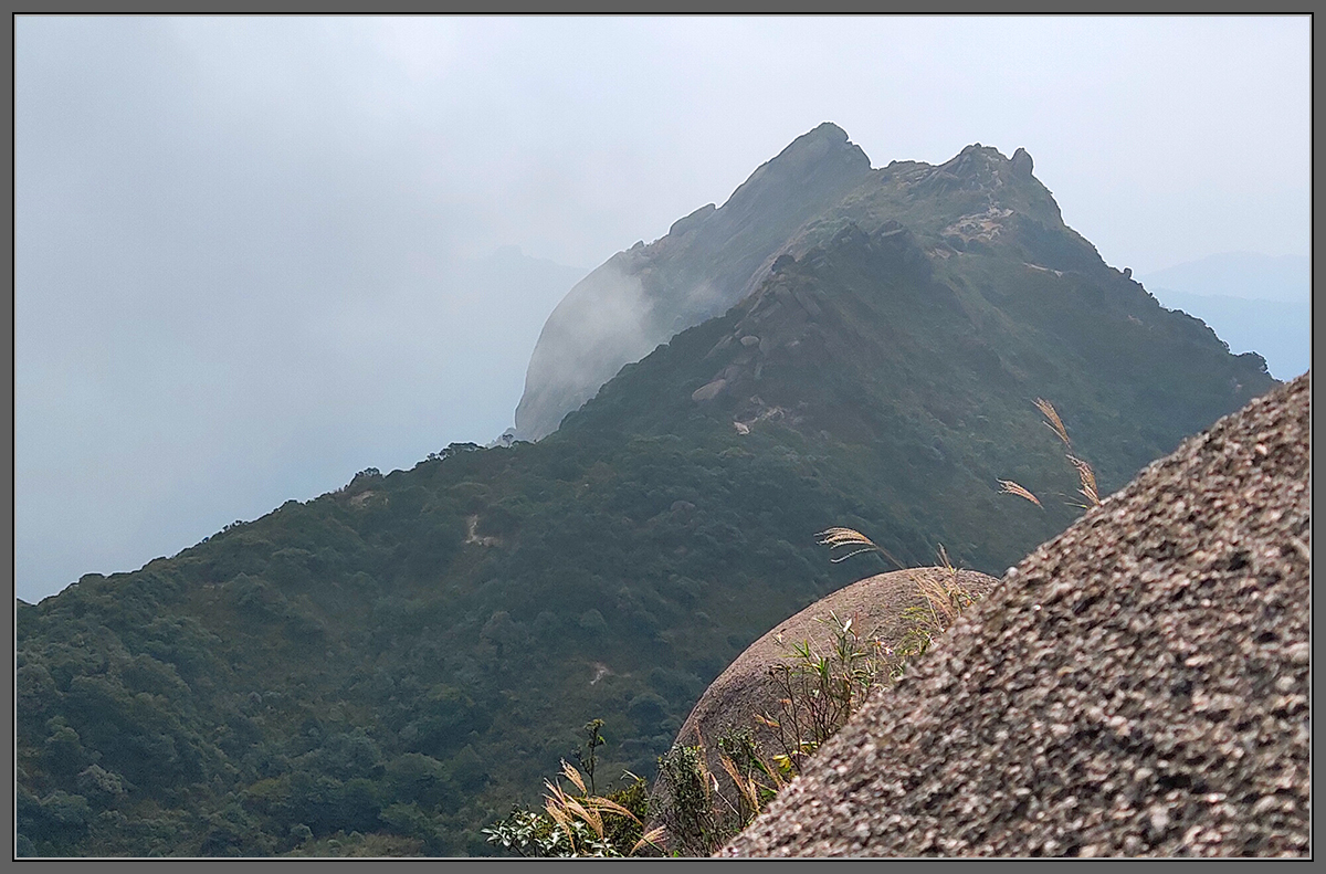 韶關新豐雲髻山,離天三尺四,徒步攀巖放紙鶯