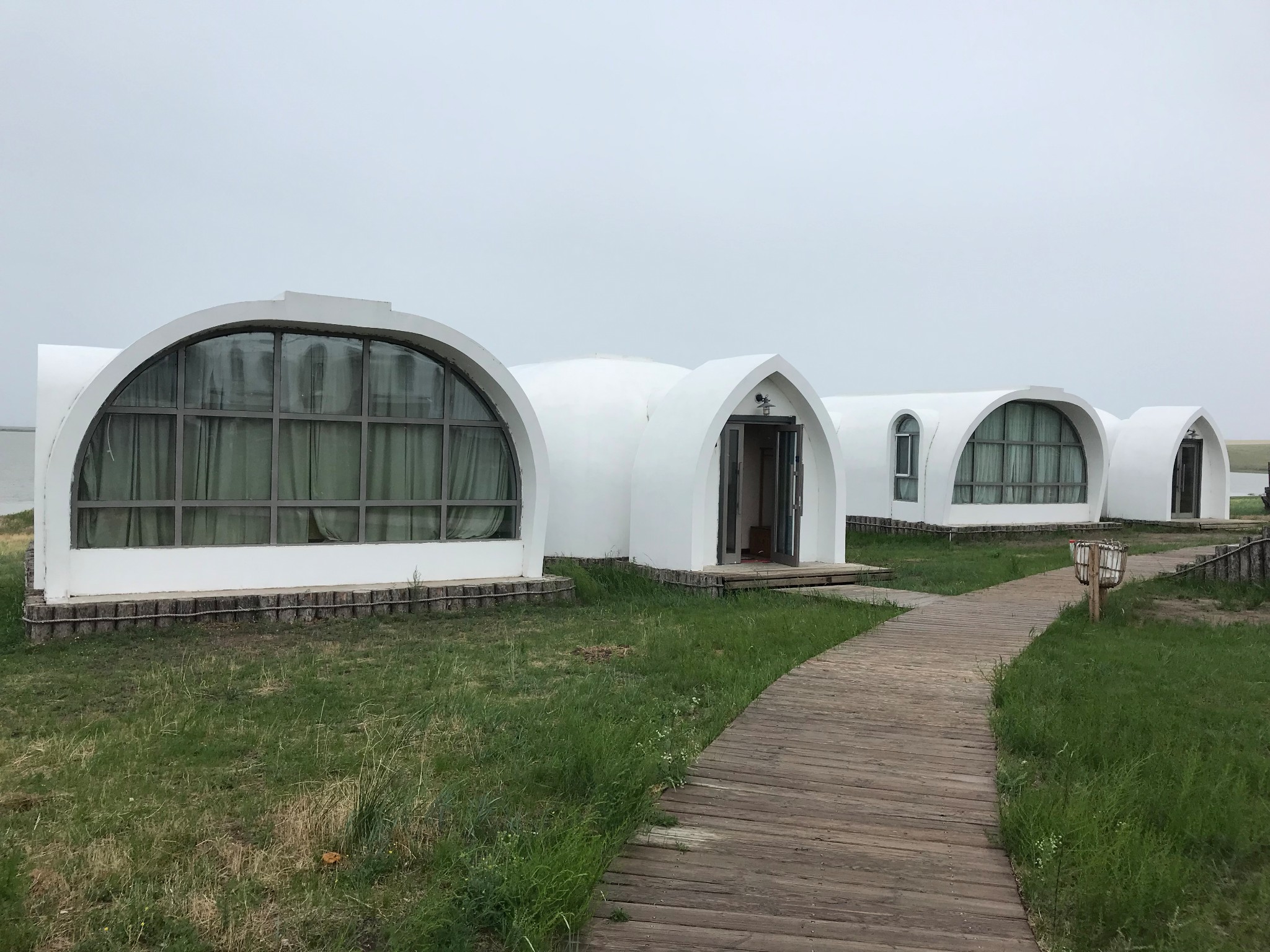 依呼和诺尔湖所建设的特色酒店,其中包含哆咪屋,湖景房,房车营地,帐篷