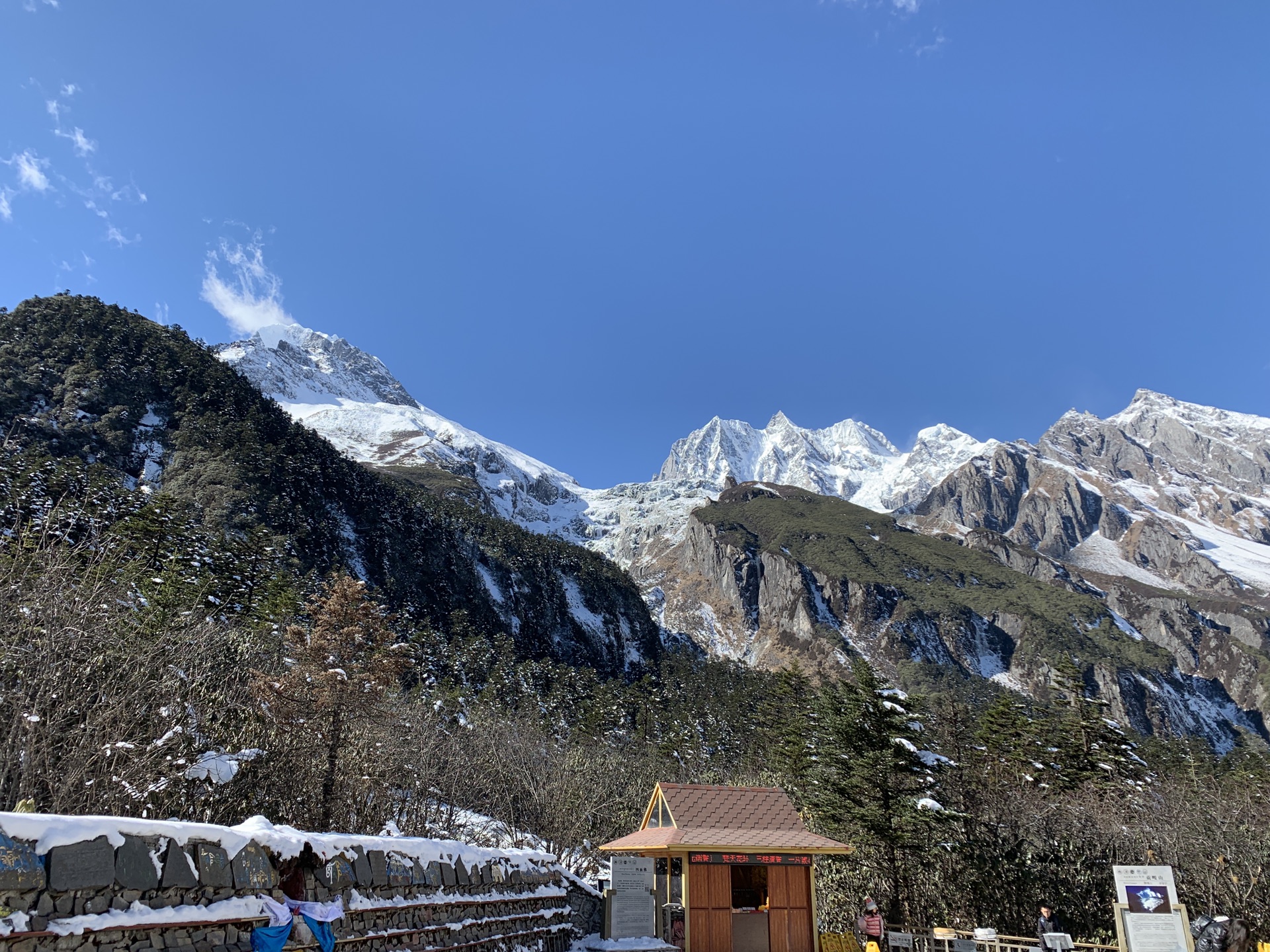 海螺沟三号营地四号营地带着无人机去旅行