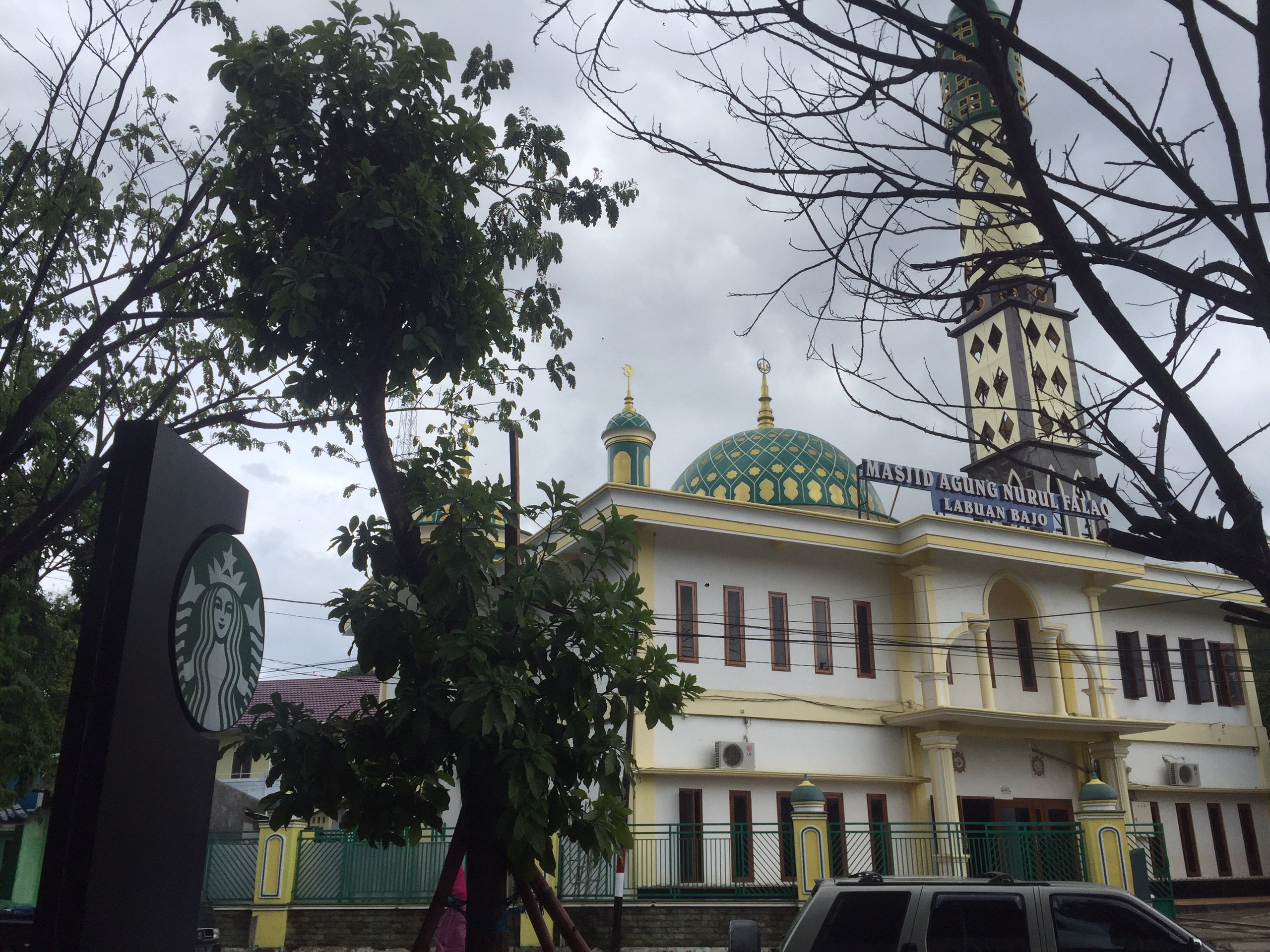 东努沙登加拉美食-Starbucks Labuan Bajo