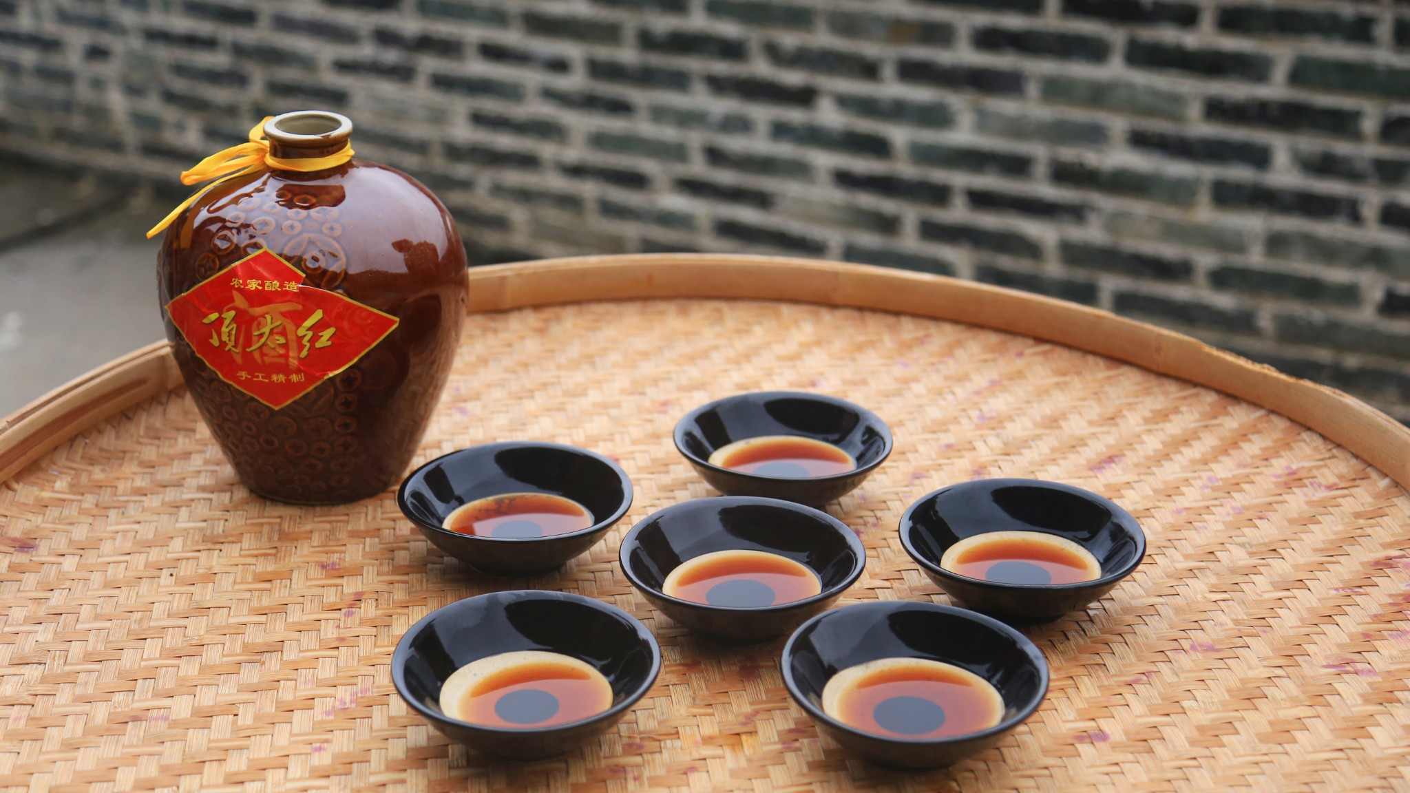 总忍不住浮想联翩:那壮士手中的大碗酒想必酿的正是时候~于是闻着酒香