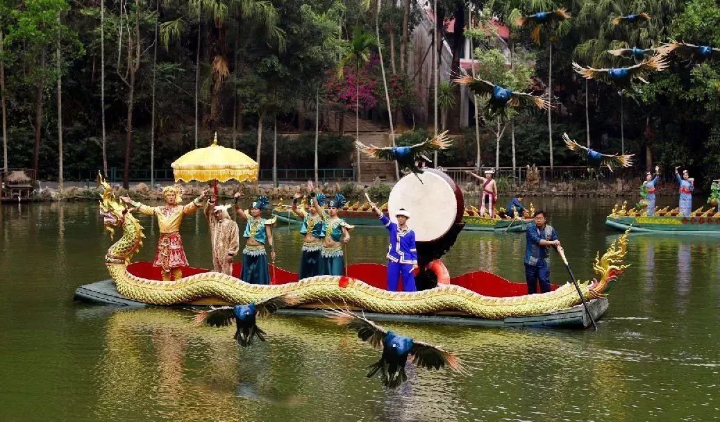 傣族王子率领族人在森林中狩猎  他们发现了一只金孔雀  追了七七四