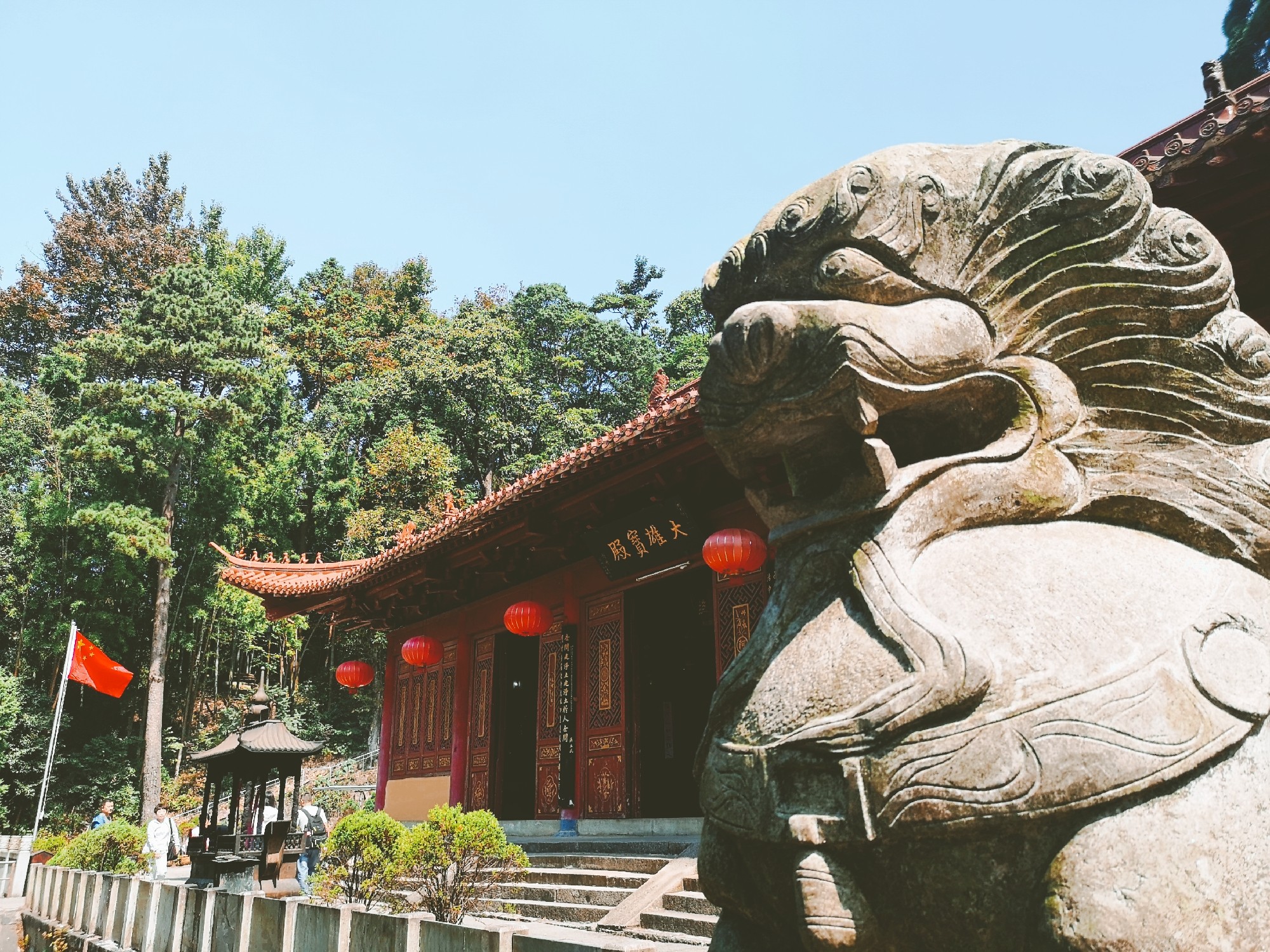 所在踞庐山之中,前对天王峰,后枕玉屏峰,西为赐经亭,下临大溪.