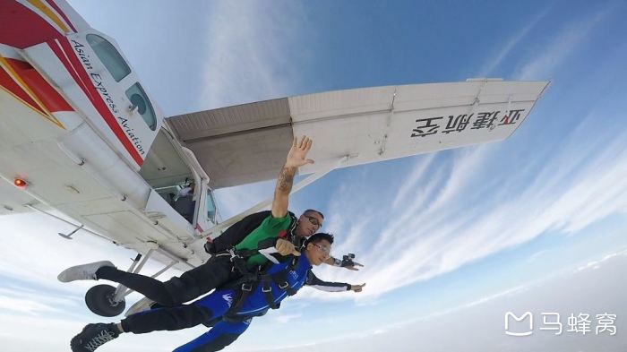 广东罗定体验鹰飞跳伞人均3000的价格值不值