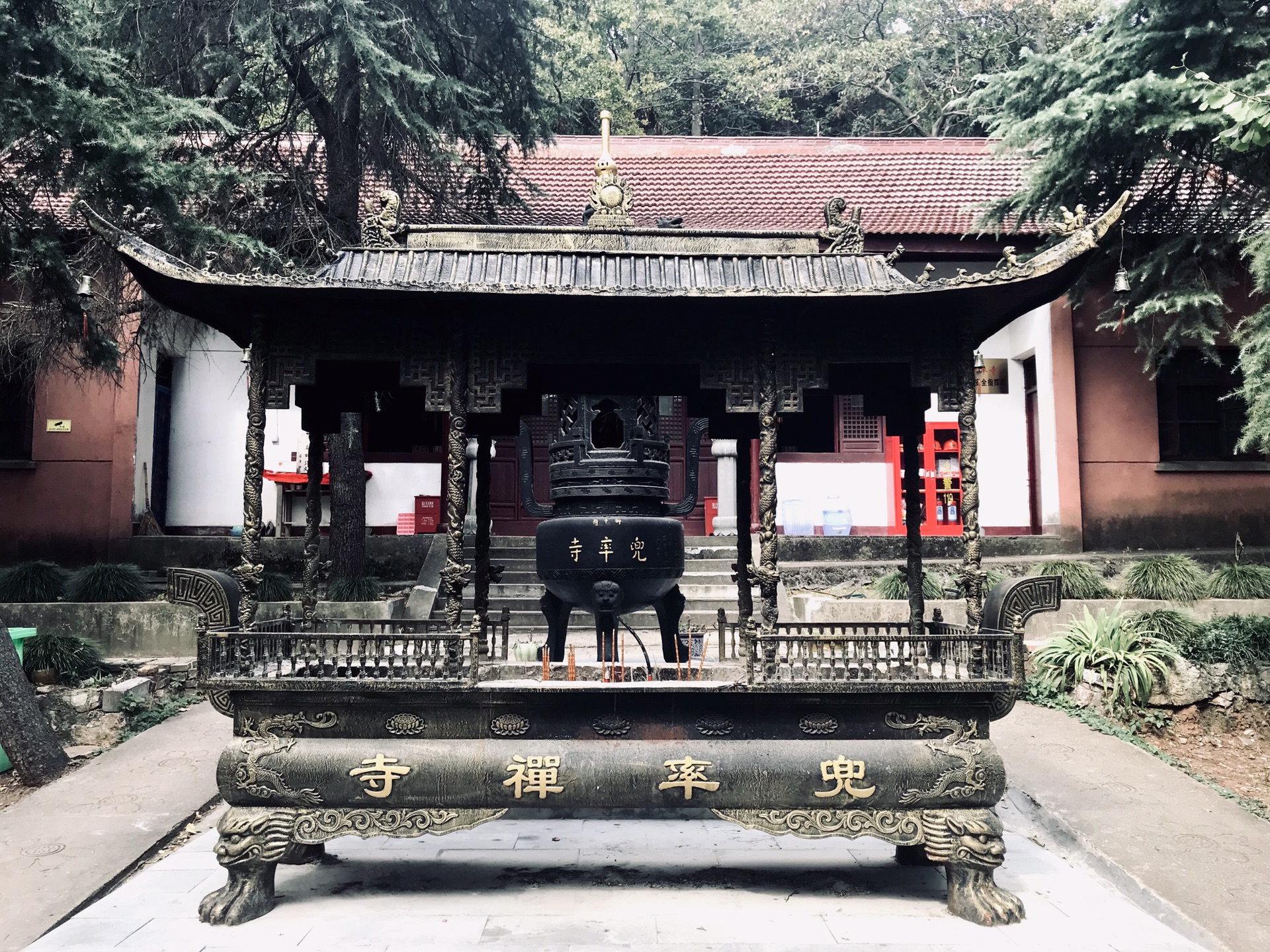 传说乃当年藏王菩萨行到此地,在西华峰坐了一夜,后山石头忽然.