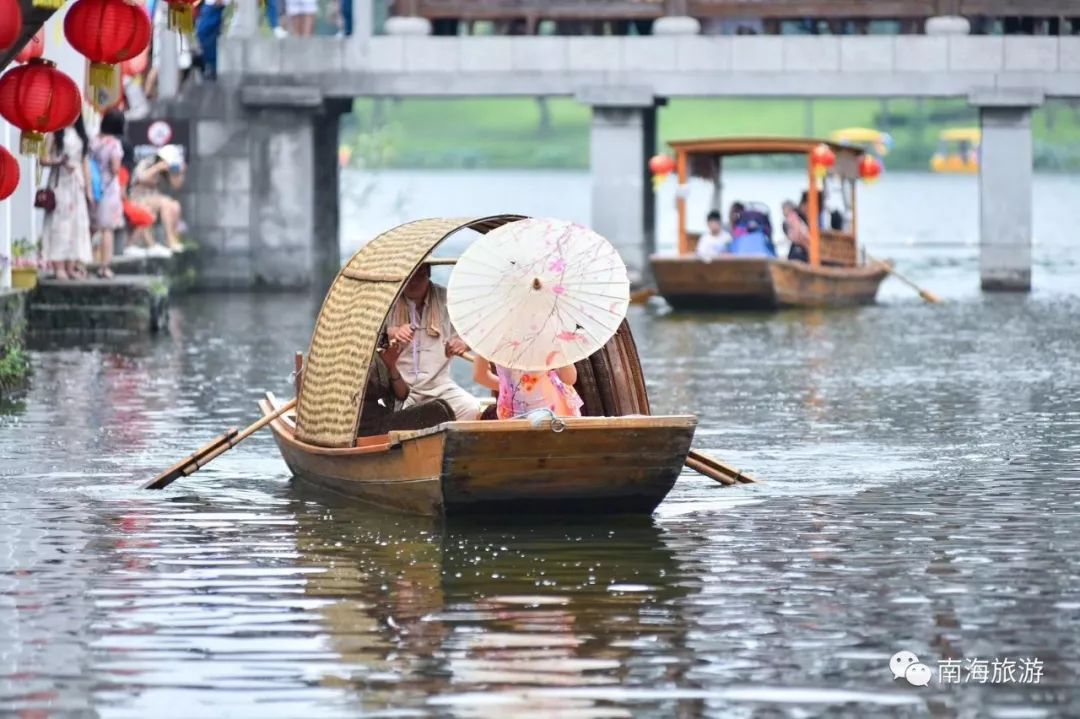 这个"水乡"有点特别,黛瓦白墙下篷船摇曳……仿佛浓缩了一整个江南!