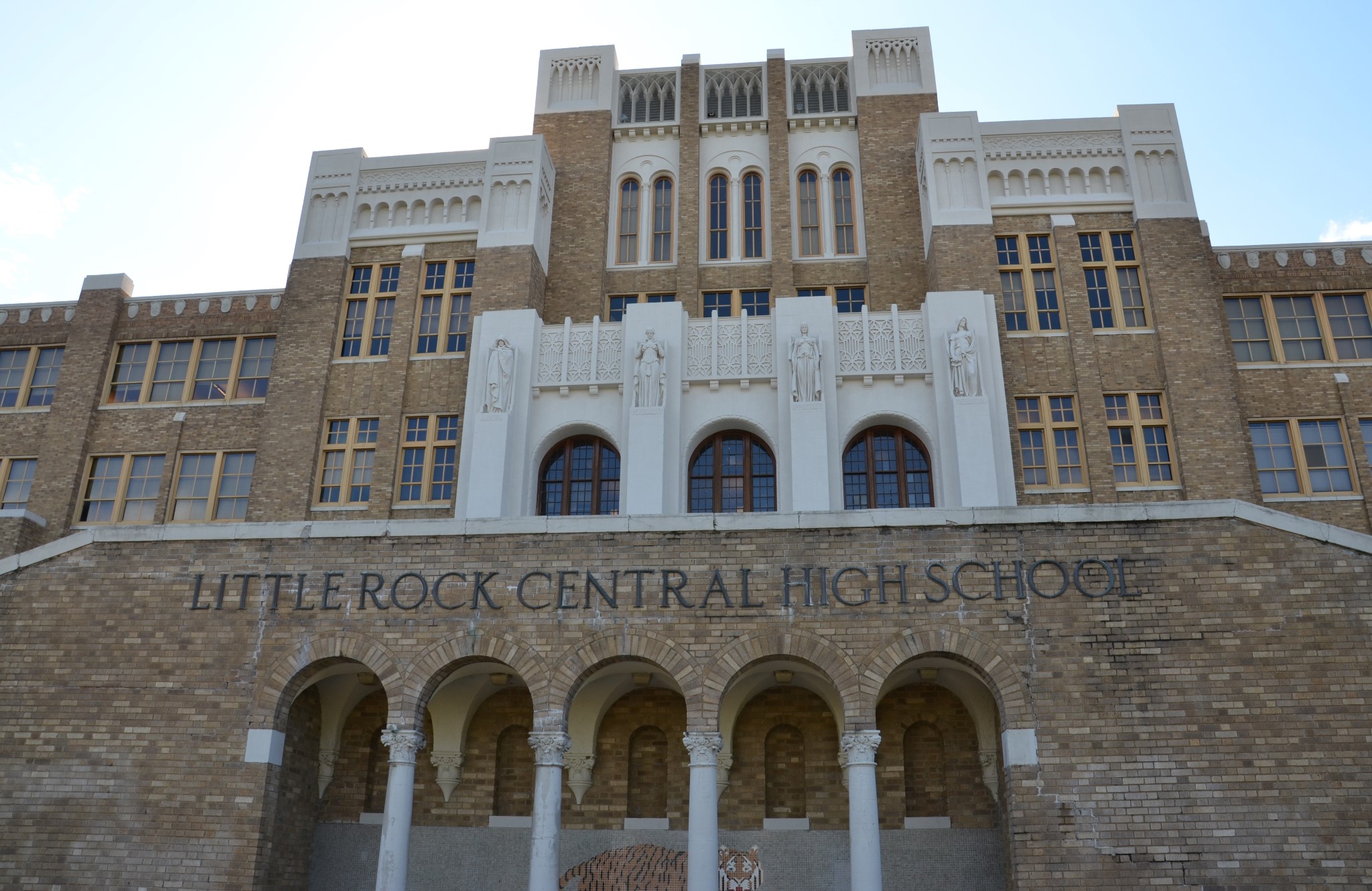 而他在阿肯色州首府小石城做了6任州长(1978—1992年)后参选总统,并