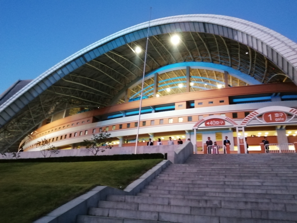 朝鲜探密八天之十八…平壤五一体育场观十万人表演:(人民的国家)记