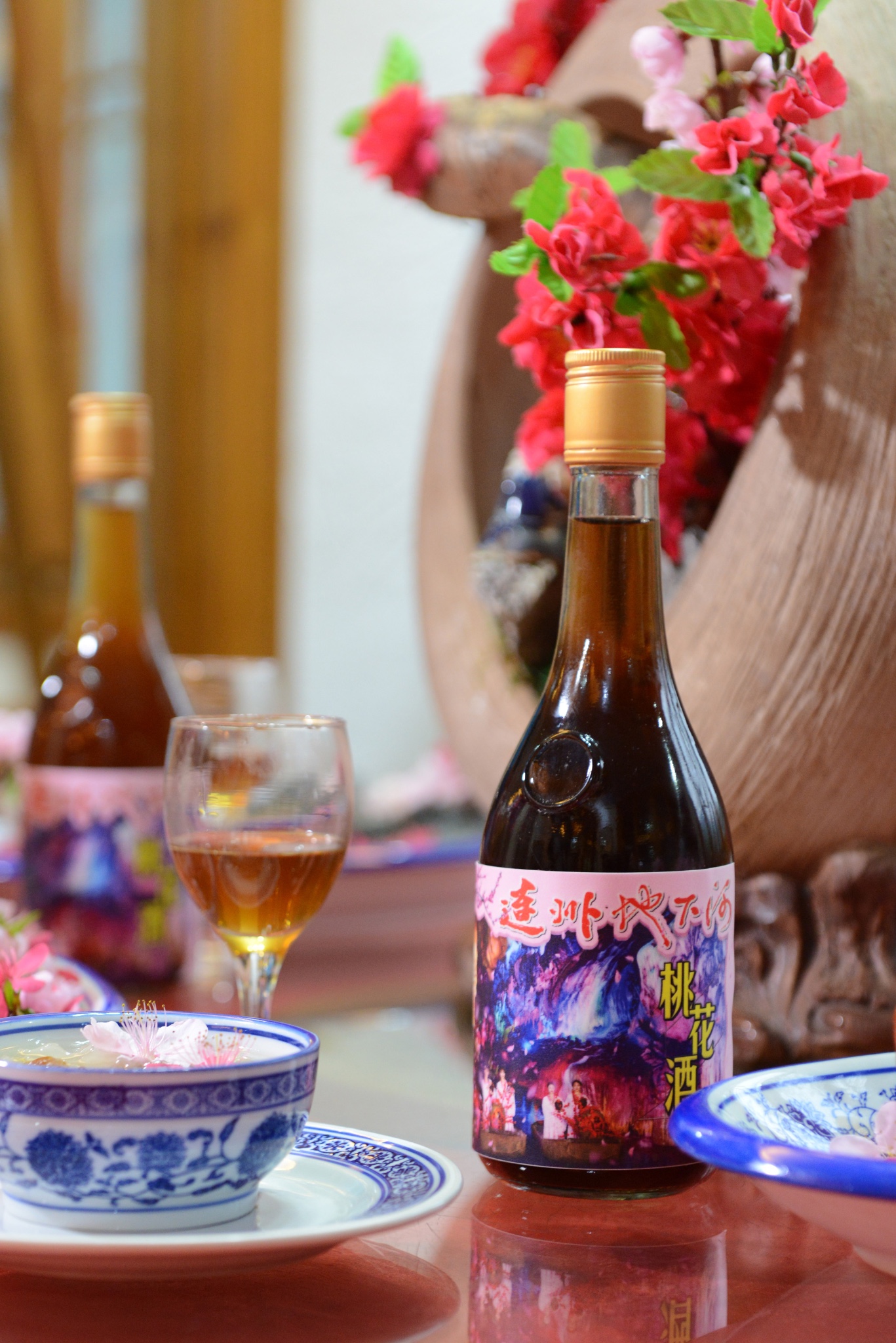 最后还要记得喝一壶桃花酒,是由连州独有的洞藏黄精糯米酒加入桃花