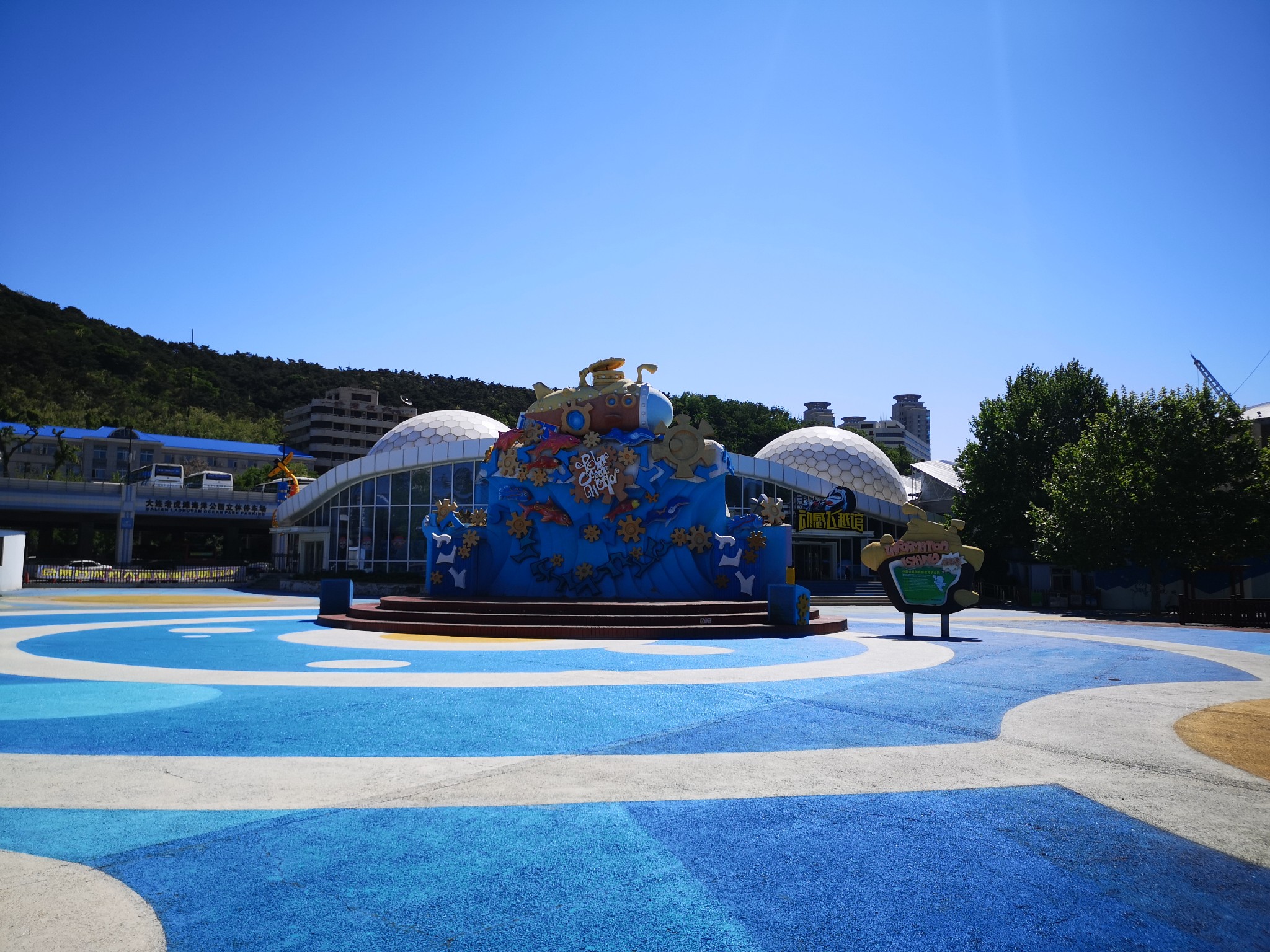 2,30路车从中山广场直接到老虎滩,大约半小时左右102路无轨电车火车站