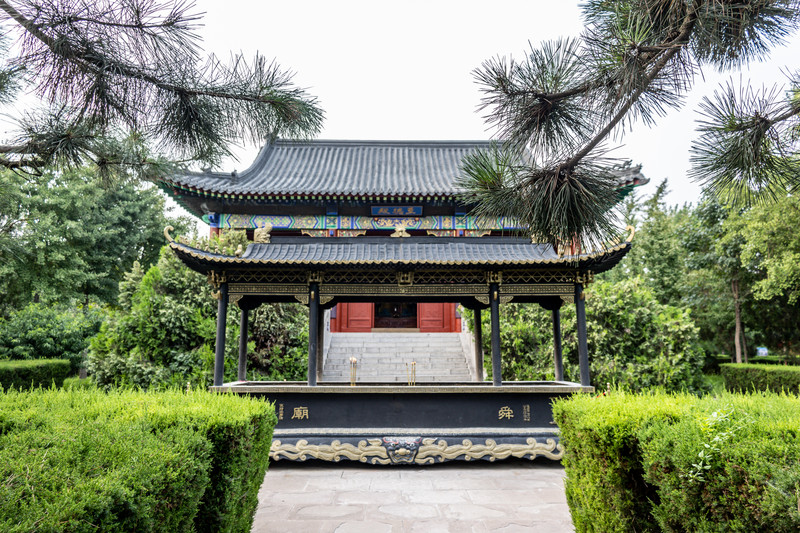 中为大舜殿,舜帝广场,历山;东为舜庙,舜裔祠,古诸冯村;西为舜帝城