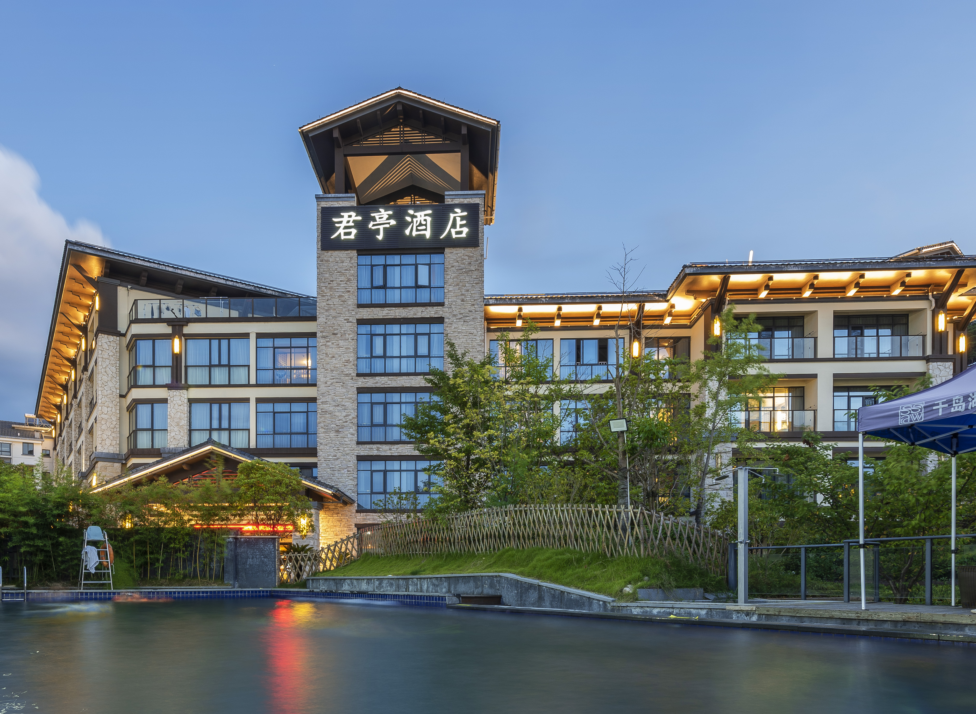千岛湖中心湖码头鱼街丽呈睿轩酒店