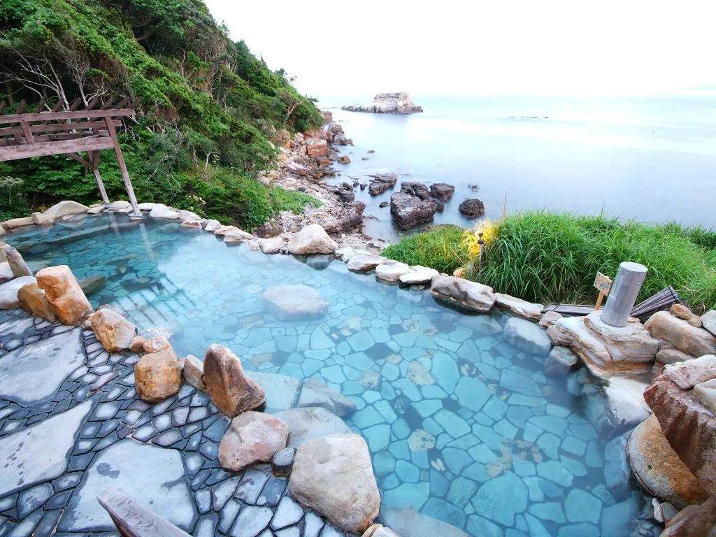 位于和歌山温泉区的白滨温泉,能够体验不同风味的浴池,以及两个不同