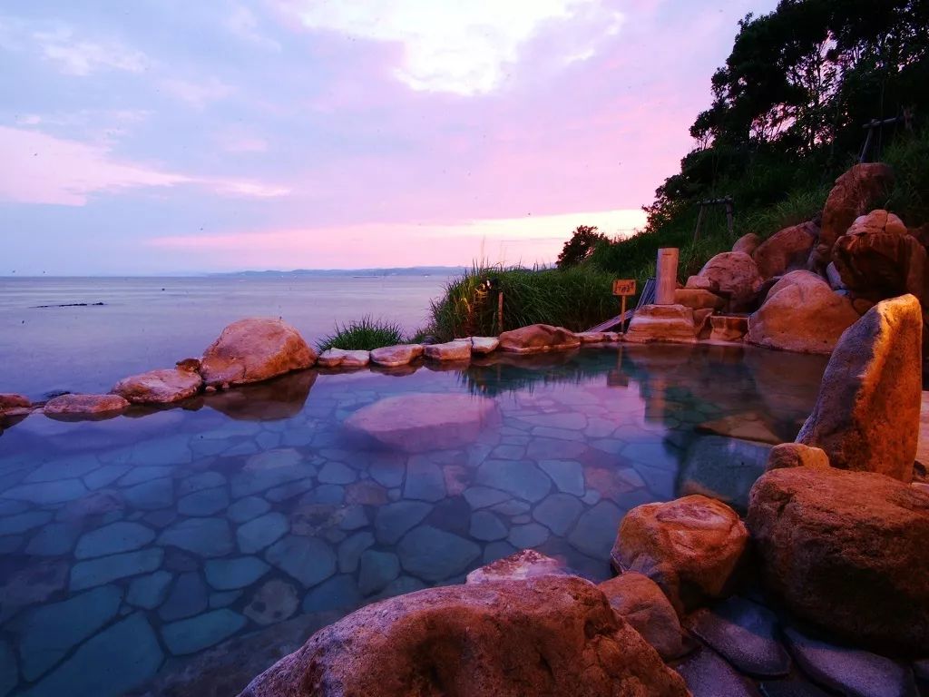 位于和歌山温泉区的白滨温泉,能够体验不同风味的浴池,以及两个不同