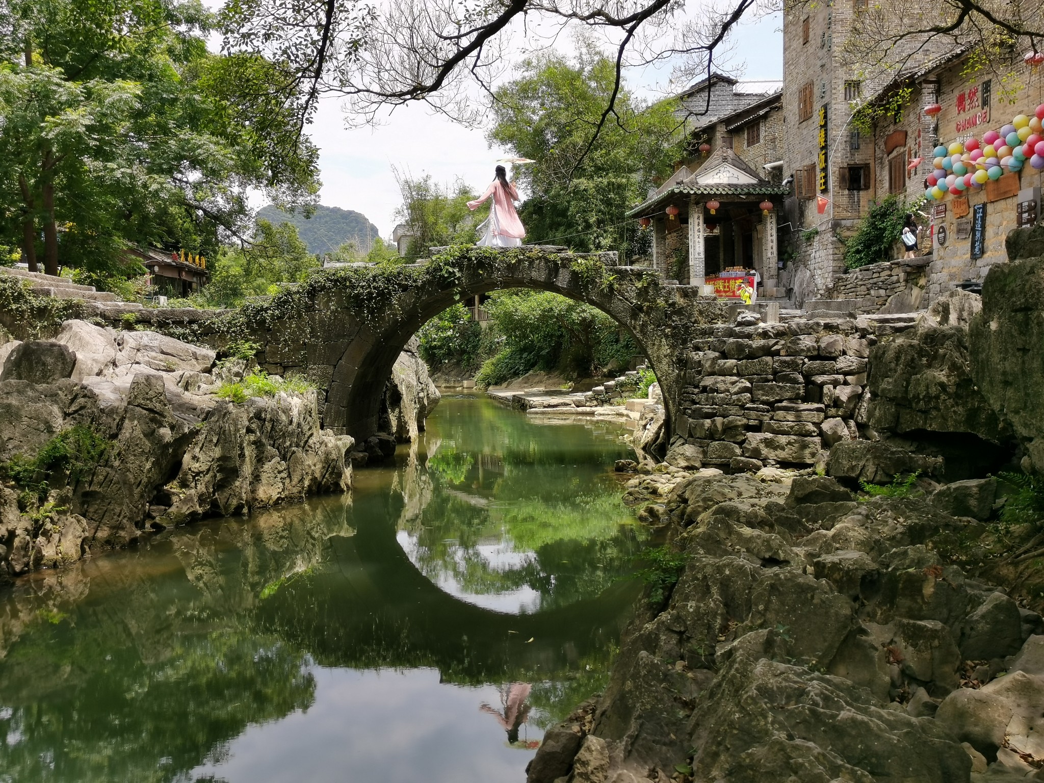 黄姚古镇 花费着忙里偷闲的时光 万年苍郁微缩景致 千年磨砺青板石