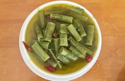 自古无论高宅大院,还是市井弄堂,臭卤坛子都少不了,它们是老宁波人口