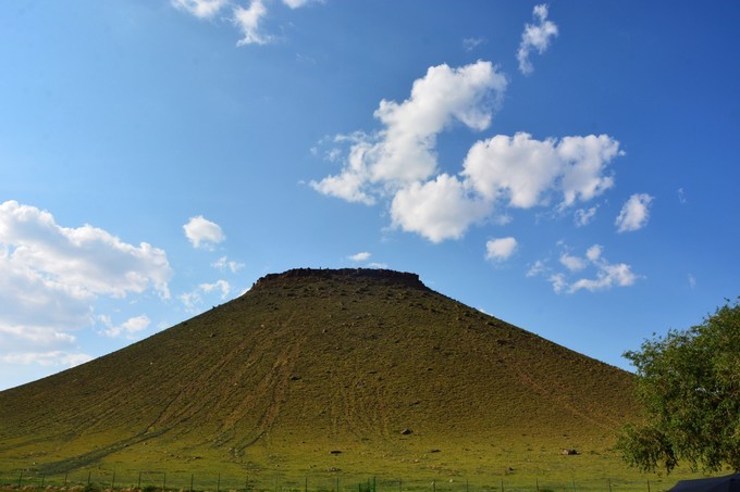 經大興安嶺的阿爾山—柴河火山群,錫林浩特—阿巴嘎火山群,南抵察哈爾