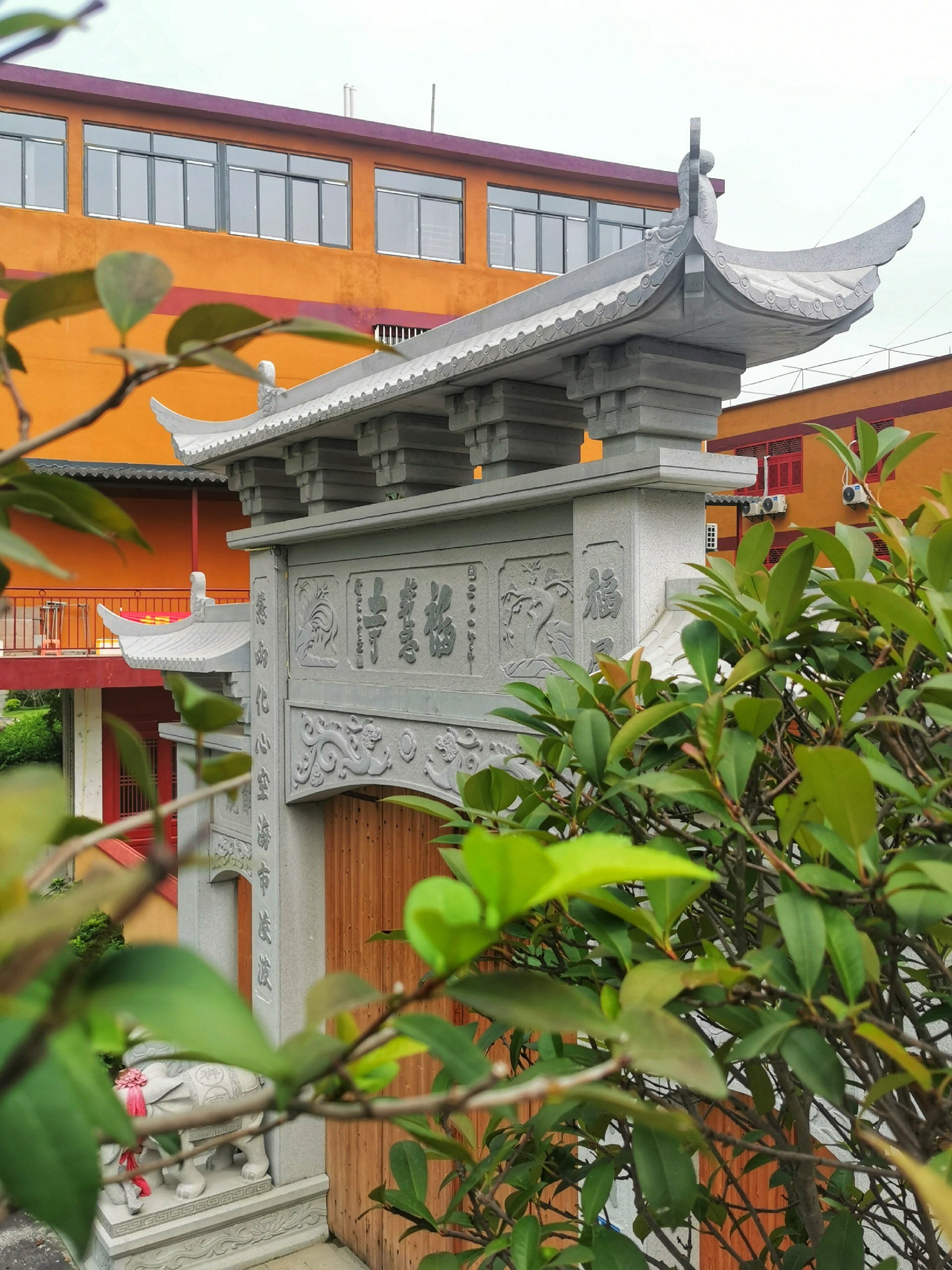 福慧寺坐落福州市中心东面,福马路五里亭南侧的秀板路168号.