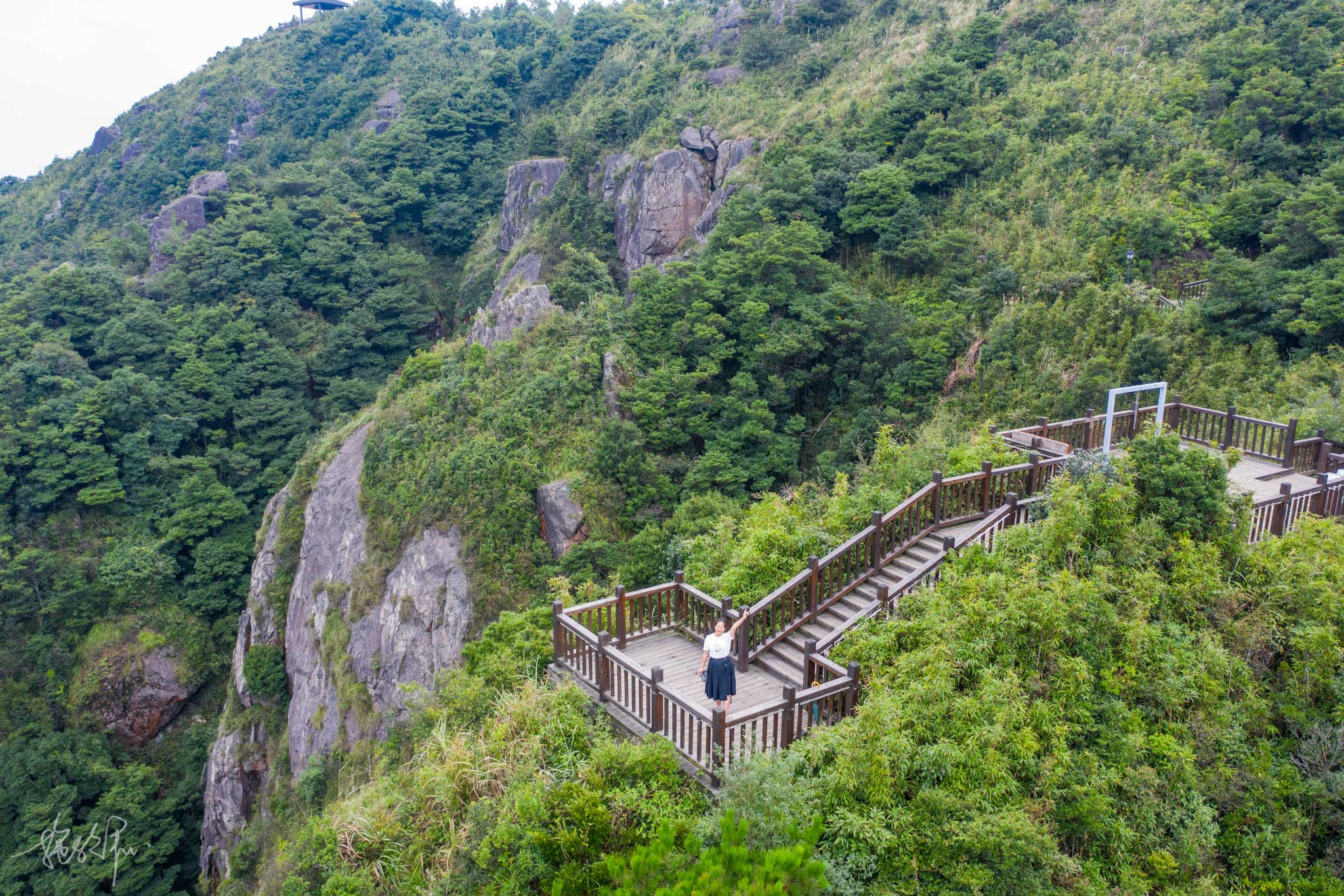 柱裡就藏在鼓嶺深處,是 福州 四大觀日出勝地之一,不過今天陰天,但也