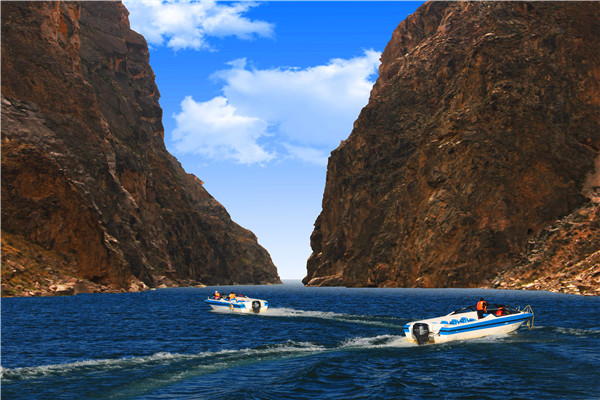 青海龍羊峽生態旅遊度假景區位青海省海南藏族自治州共和縣龍羊峽鎮