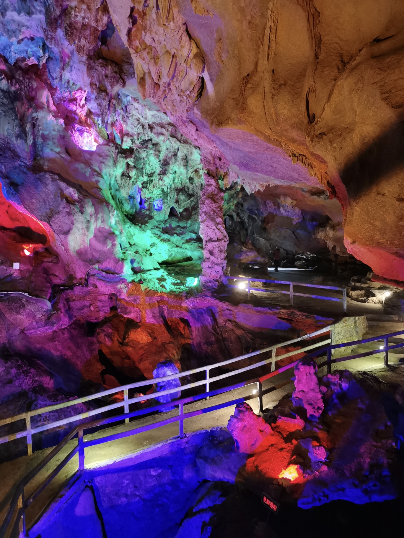 封开龙山黄岩洞景区千层峰天下第一石大斑石二天之旅