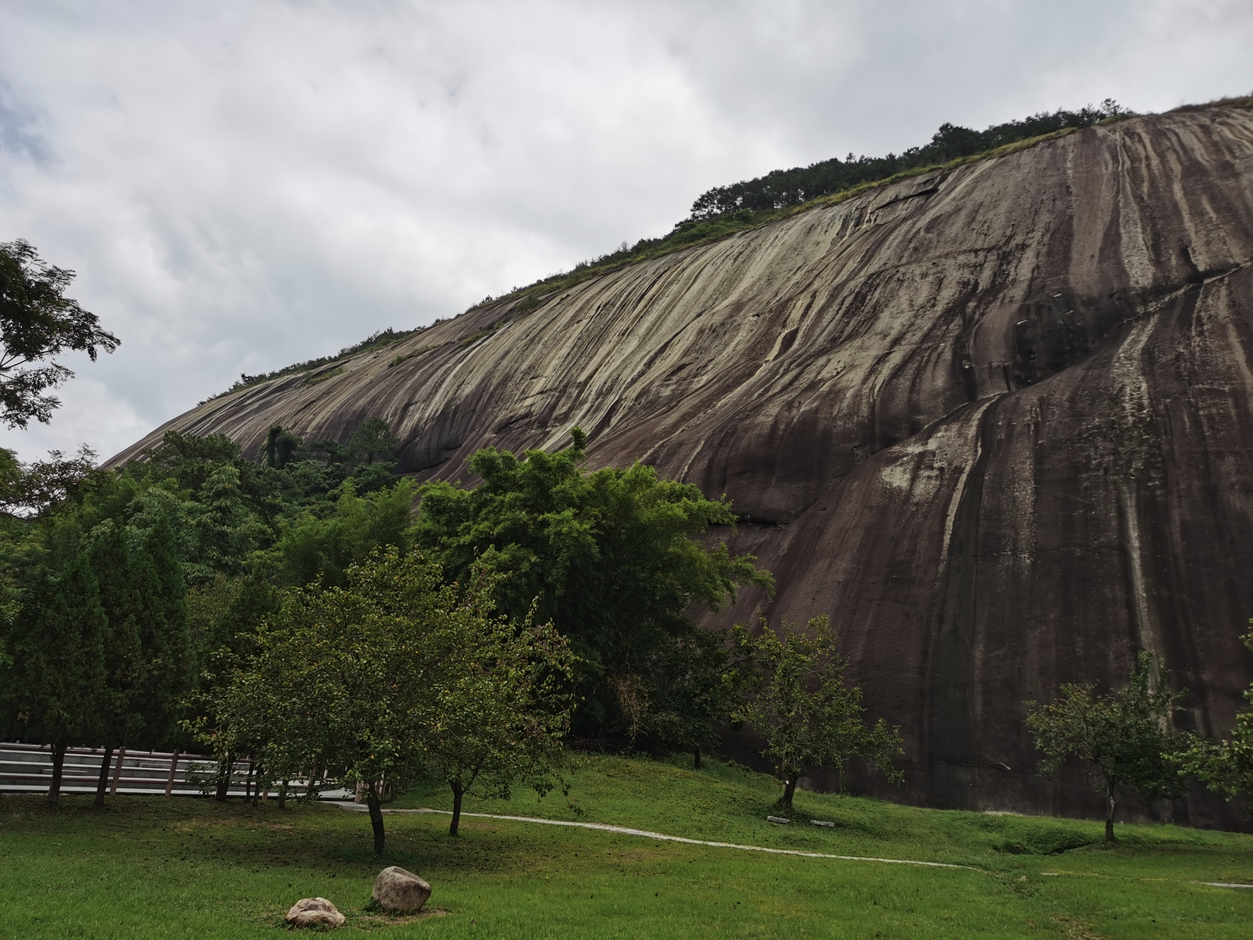 封開龍山黃岩洞景區千層峰天下第一石大斑石二天之旅