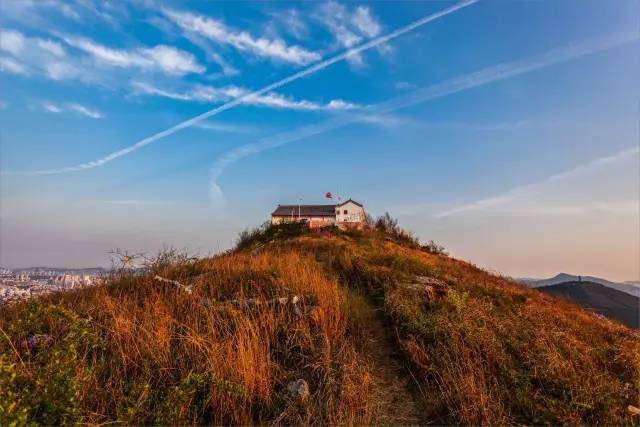 巢城无处不飞花巢湖城东,旗鼓两山相望是一处看景地凌晨登旗山,及山腰