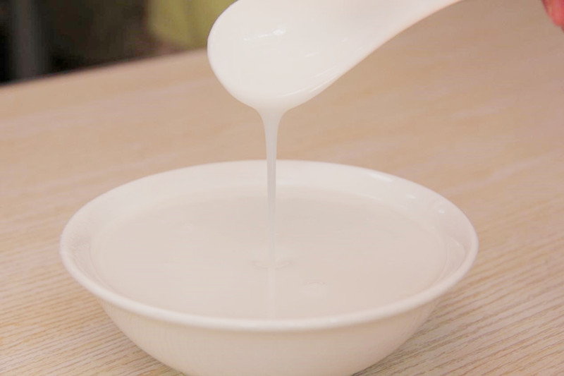 坨姐的杏仁茶在本地是很有名的,喝上一碗杏仁茶,再来一份特色的碗砣