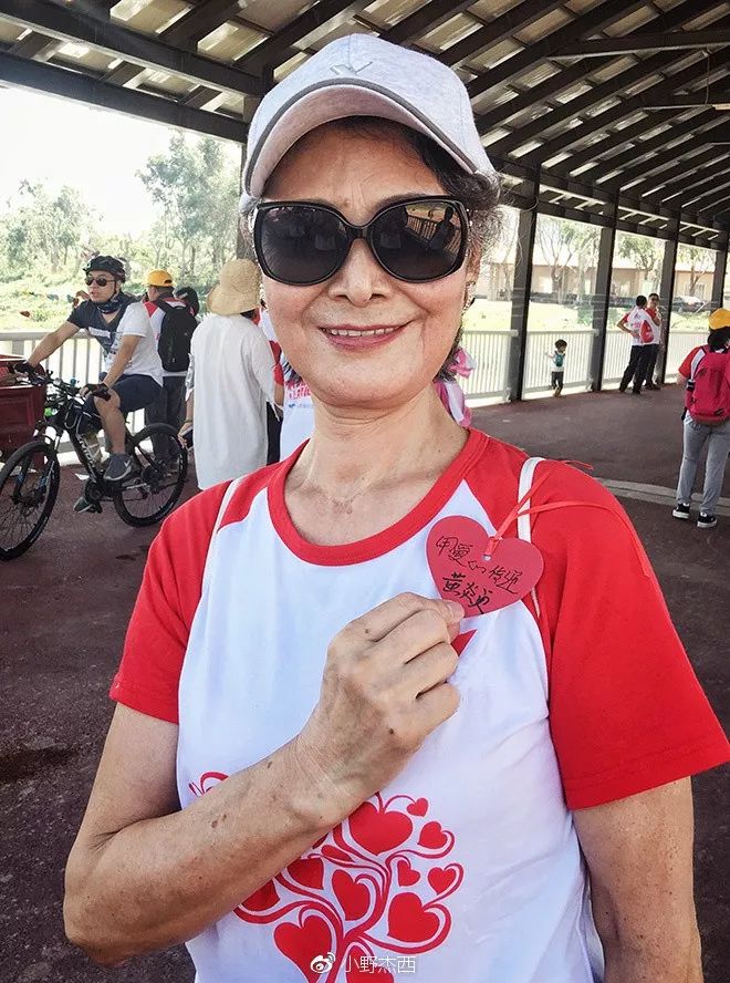 中国奶奶走红外网!穿旗袍游巴黎,让世界看见东方优雅