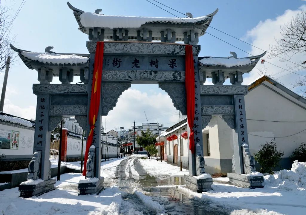 汤池:你在,天就湛蓝;你驻,时光就流连!