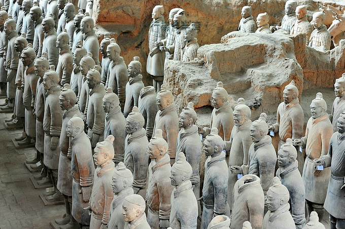 帝陵博物院由秦始皇兵馬俑博物館,秦始皇陵遺址公園(麗山園)組成,兩處