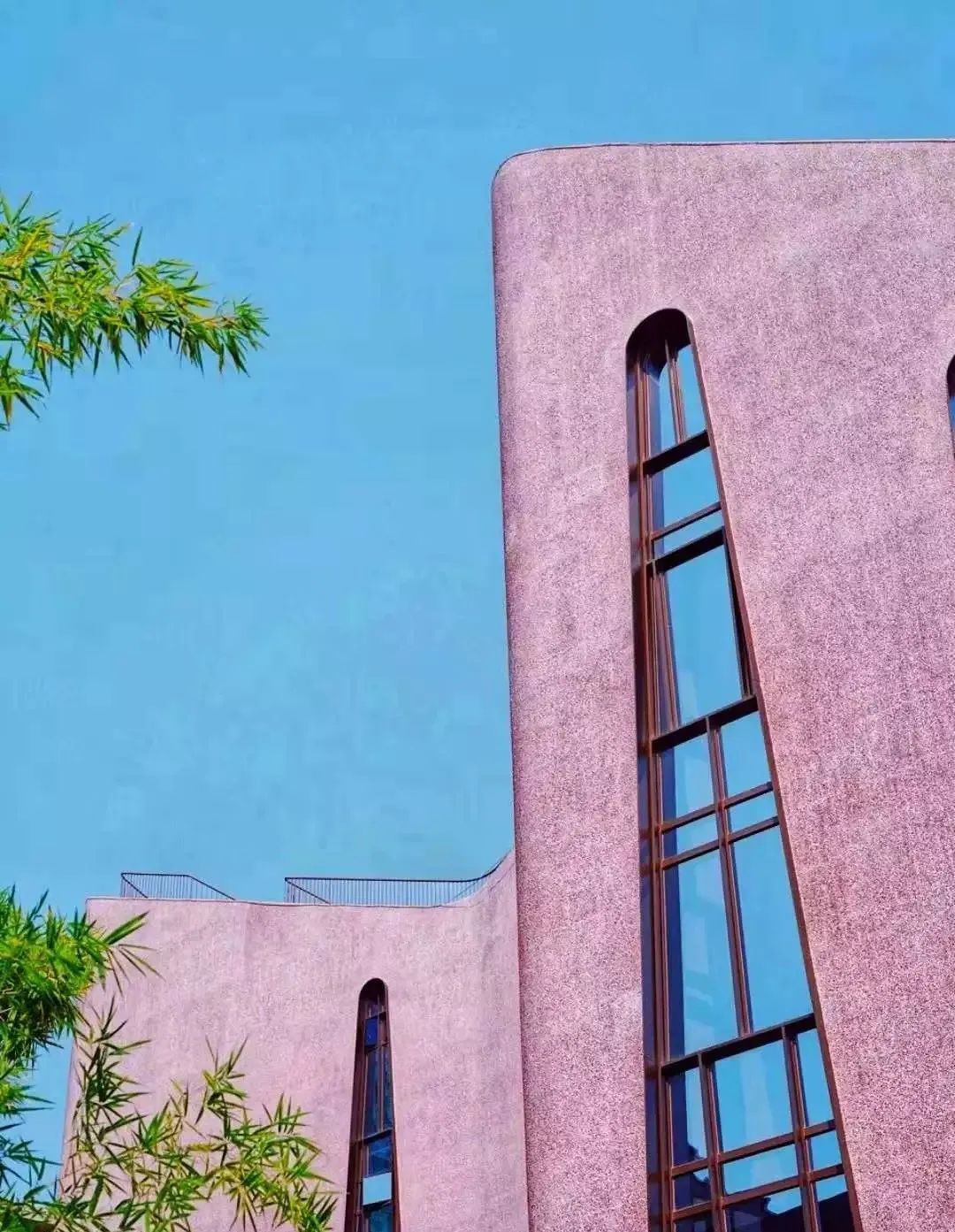 这座粉红色的教堂位于福州老城区,高级的灰色和跳跃的粉色结合,十分