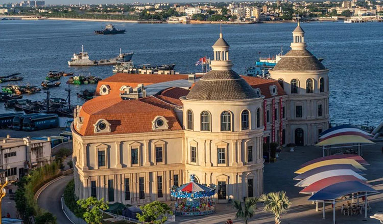 广东湛江出发市区纯玩一日游湛江旅游特呈岛赤坎老街法国风情街金沙湾