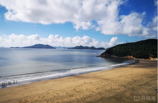 東海半邊山風景區地處象山縣石浦鎮東海之濱,它三面環海,形如麒麟,兩