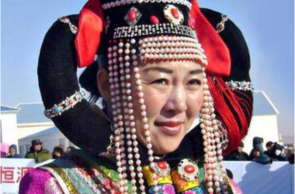 四子王旗 蒙古妇女"牛角"头饰