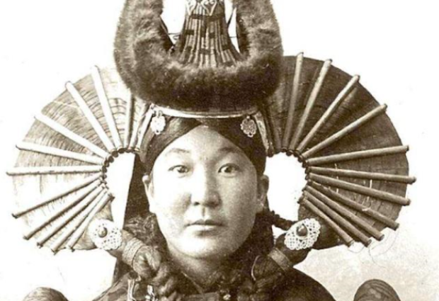 四子王旗  蒙古妇女"牛角"头饰