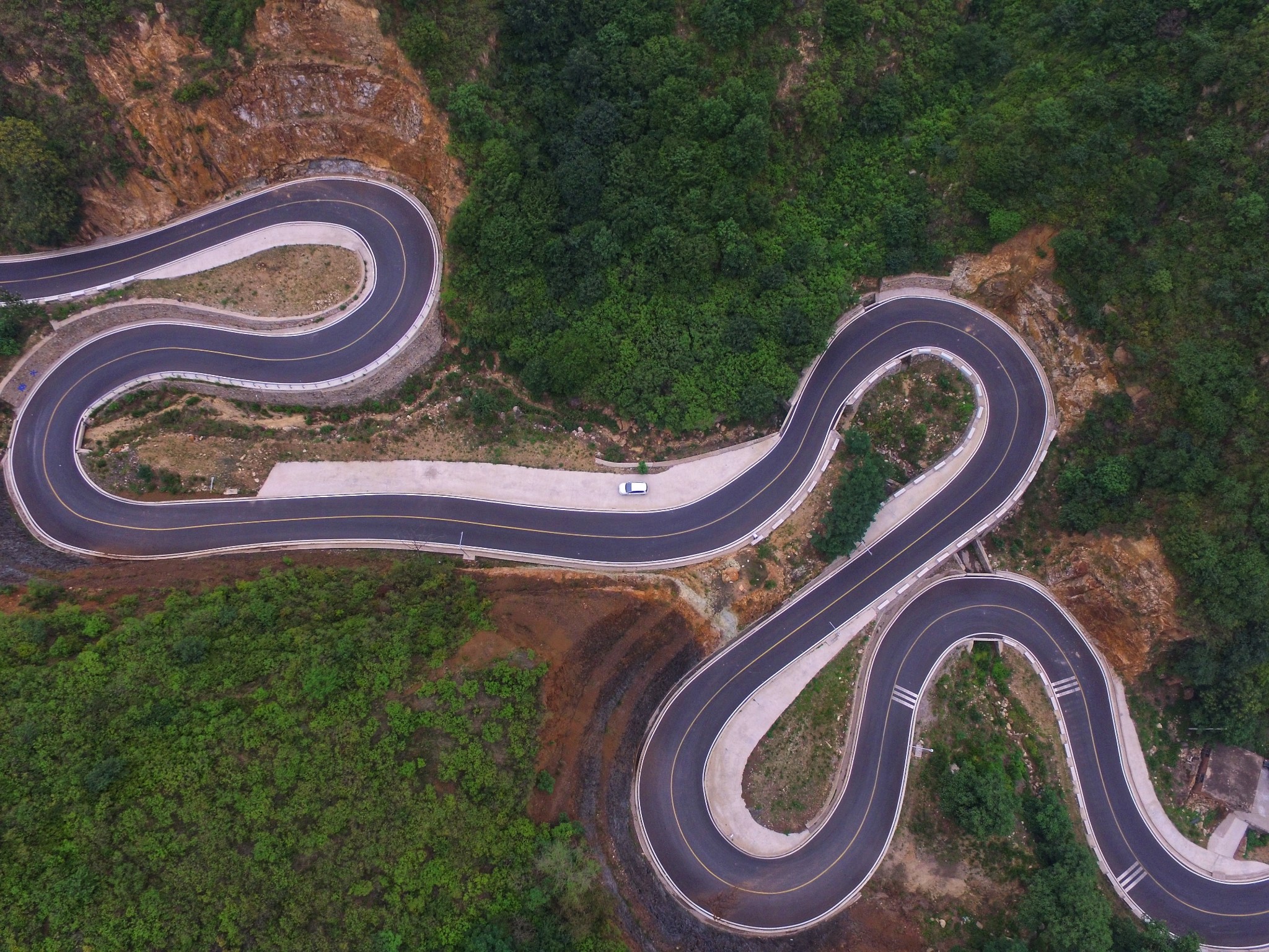河北阜平七十二拐体验最美盘山公路