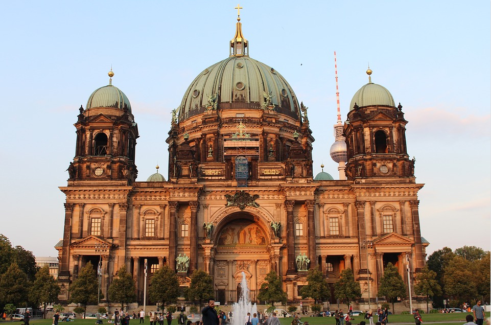 欧洲旅游德国柏林一日游47人安心团柏林大教堂弗里德里希大街红色市政