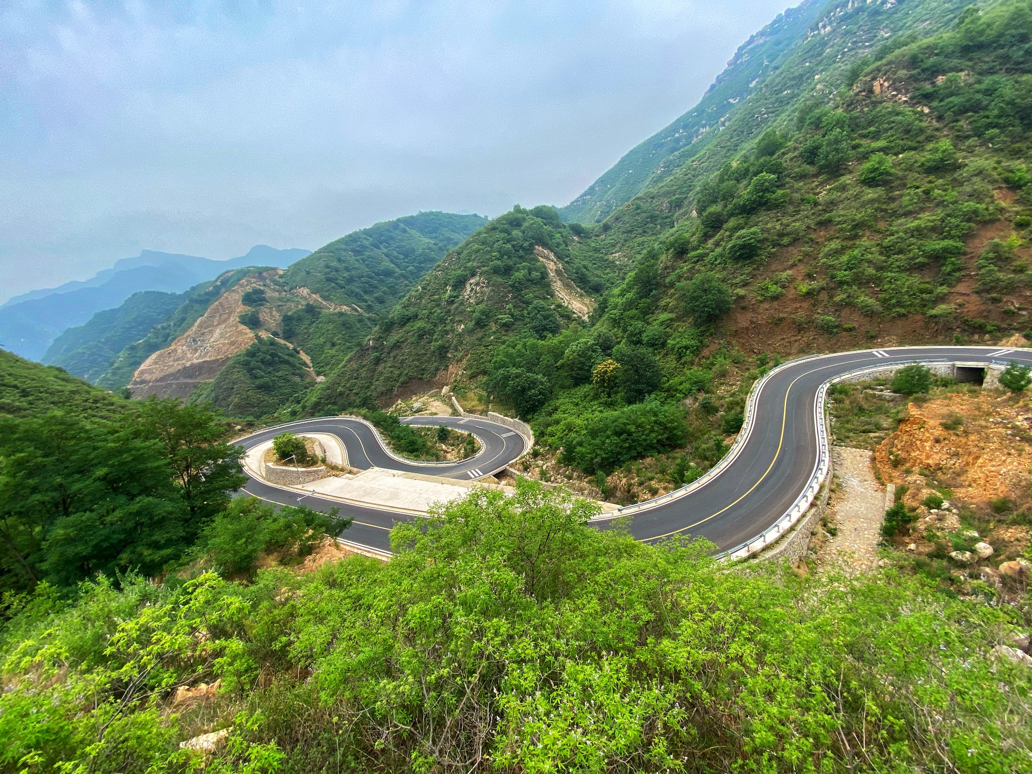 河北阜平七十二拐体验最美盘山公路