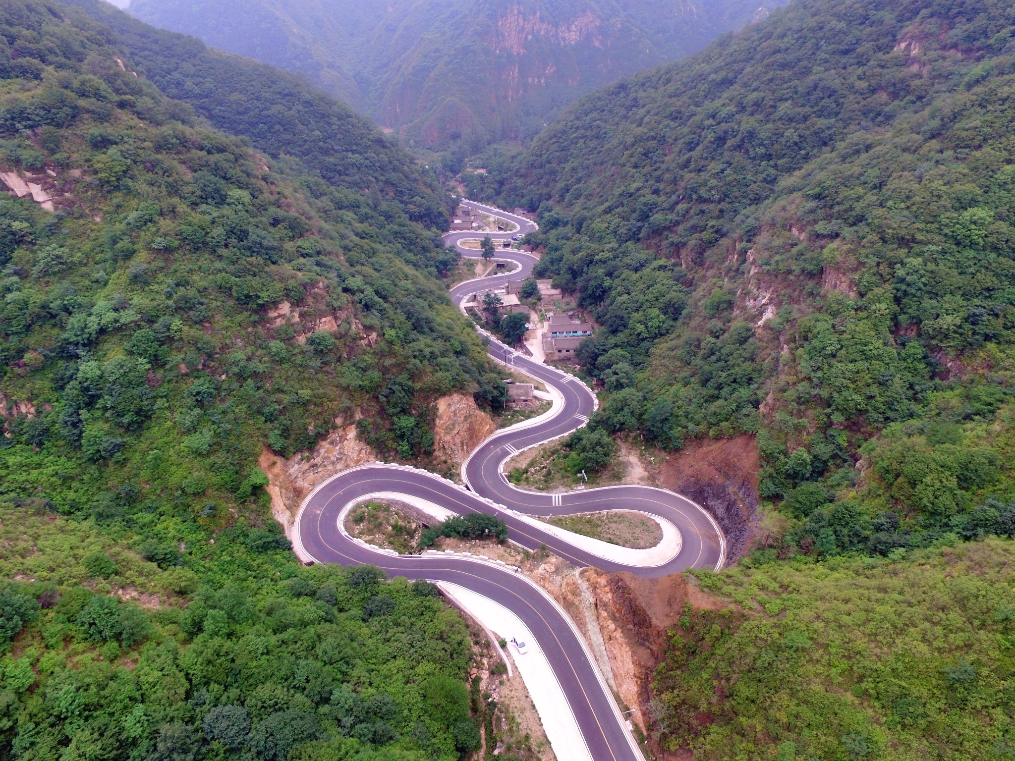 河北阜平七十二拐体验最美盘山公路