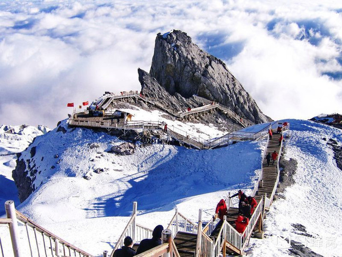 這周去大理麗江，穿什么比較合適？想去玉龍雪山，要不要自己帶羽絨服？ 