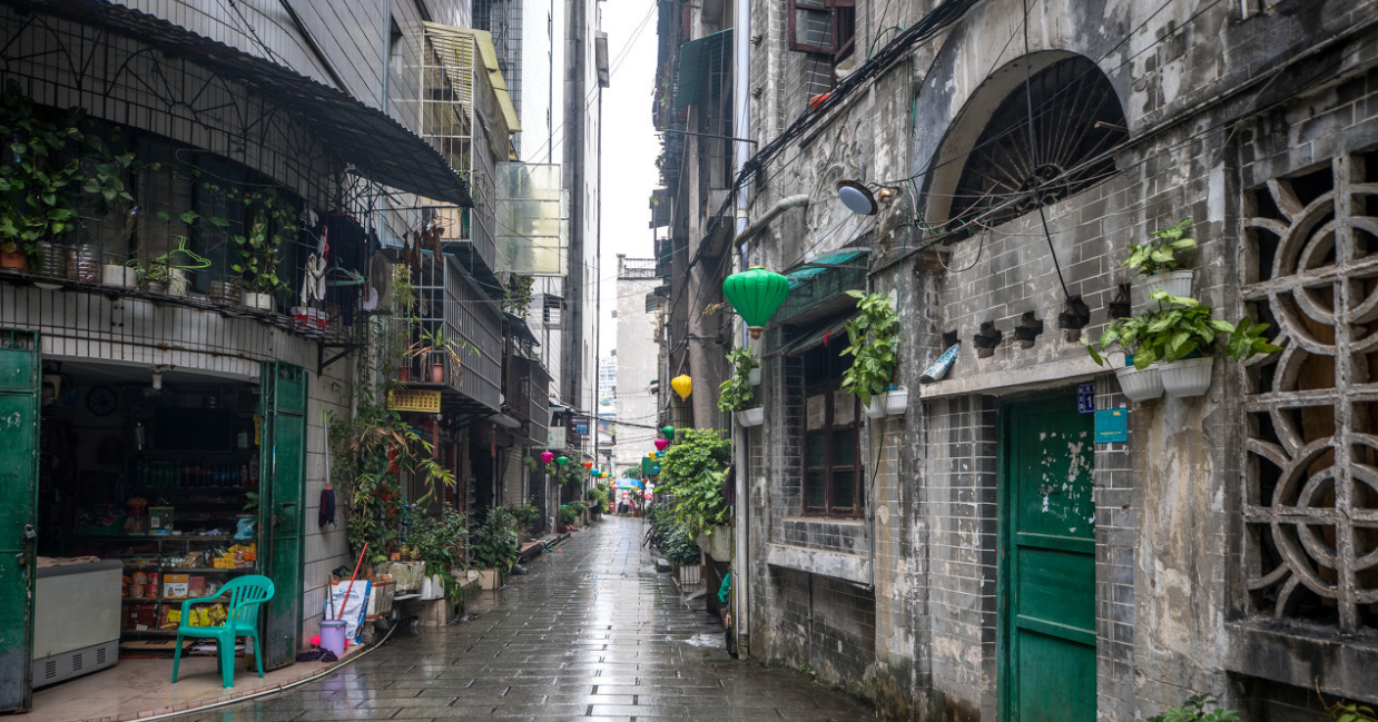 就觉得是经过革命的地方,确实,在这条小小的巷子里,记载了许多老梧州